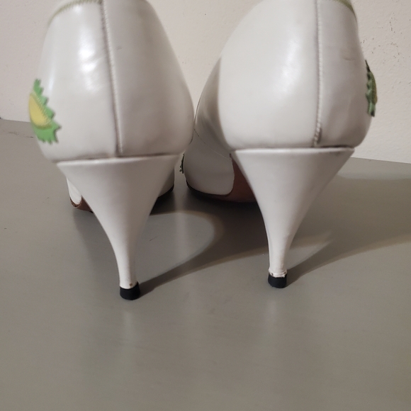 Chic Vintage White Heels with Vibrant Leaf Accents 60s Aplique - Picture 7 of 9